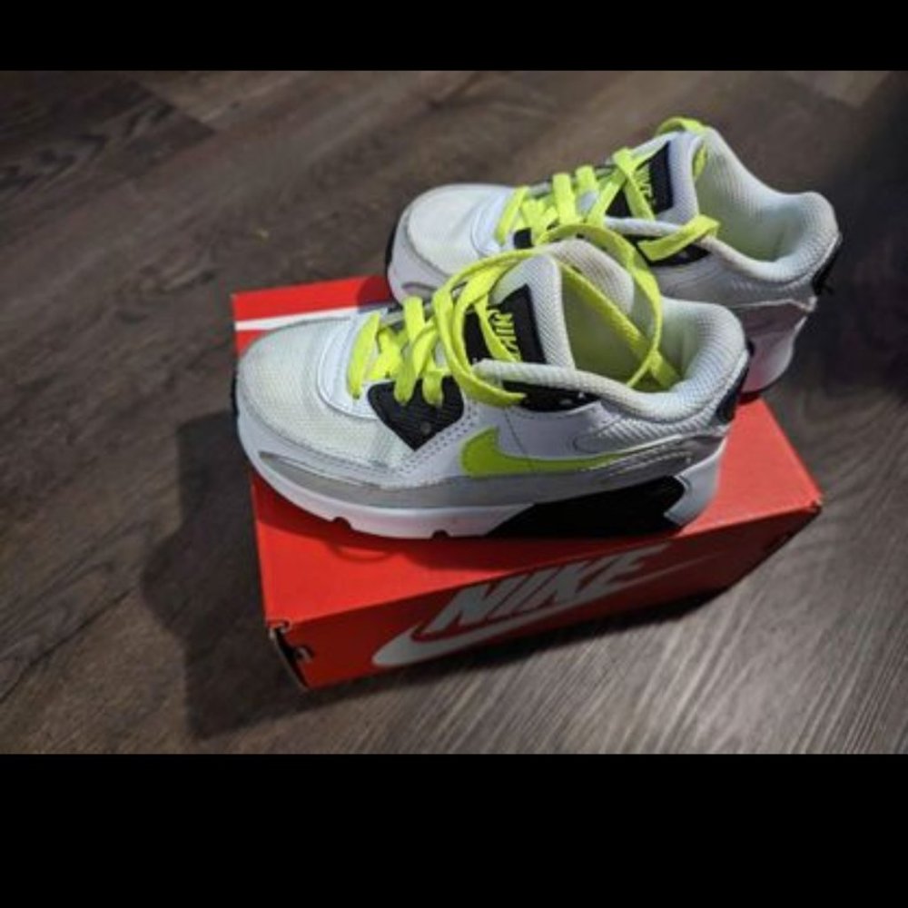 Toddler Nike sneaker size 9